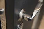 Usa metalica intrare apartament Standard , clasa 2 antiefractie , izolare fonica 32 decibeli , 860x2020 , culoare gri antracit exterior alb interior , deschidere - imagine 10