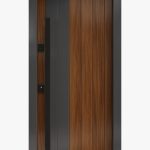 Usa metalica exterior casa PREMIUM ALASKA , placata cu lemn 7 straturi la exterior , STEJAR GRI EXT -ALB INTERIOR , izolatie termica 0.7 w mpK , izolatie fonica 45 dB , rezistenta sporita la soare si apa ,980x2050 ,inchidere magnetic Securreme