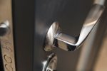 Usa metalica intrare apartament Standard , clasa 2 antiefractie , izolare fonica 32 decibeli , 860x2020 , culoare maro exterior alb interior , deschidere - imagine 5
